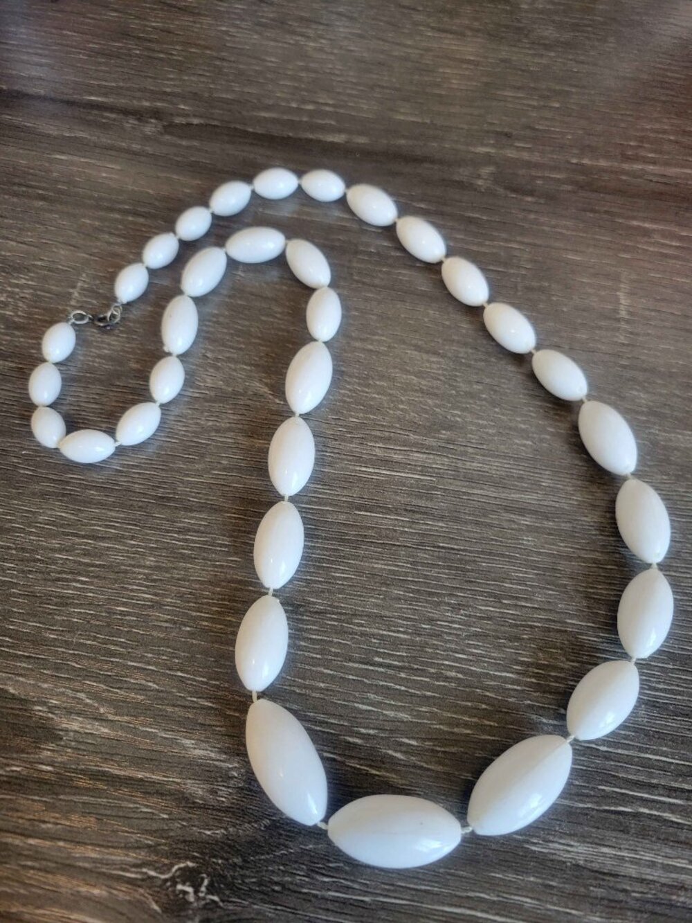 VINTAGE-style white milky glass chunky necklace